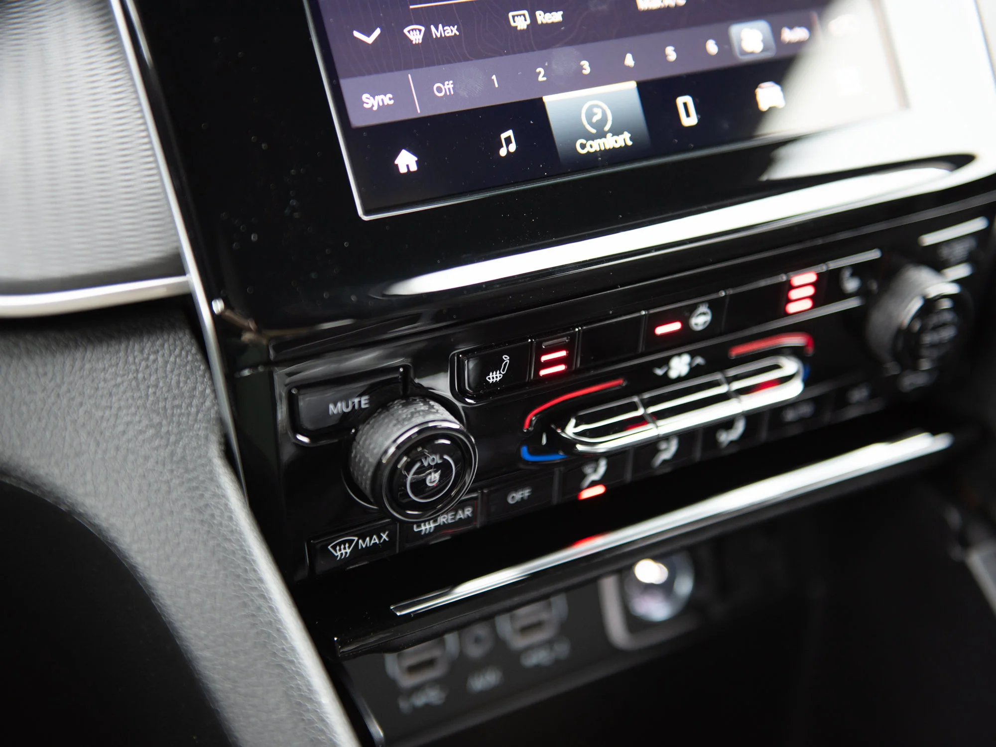 New 2025 Black Jeep Laredo* 4x4, Heated Seats/Wheel, Blind-Spot Monitoring image 14