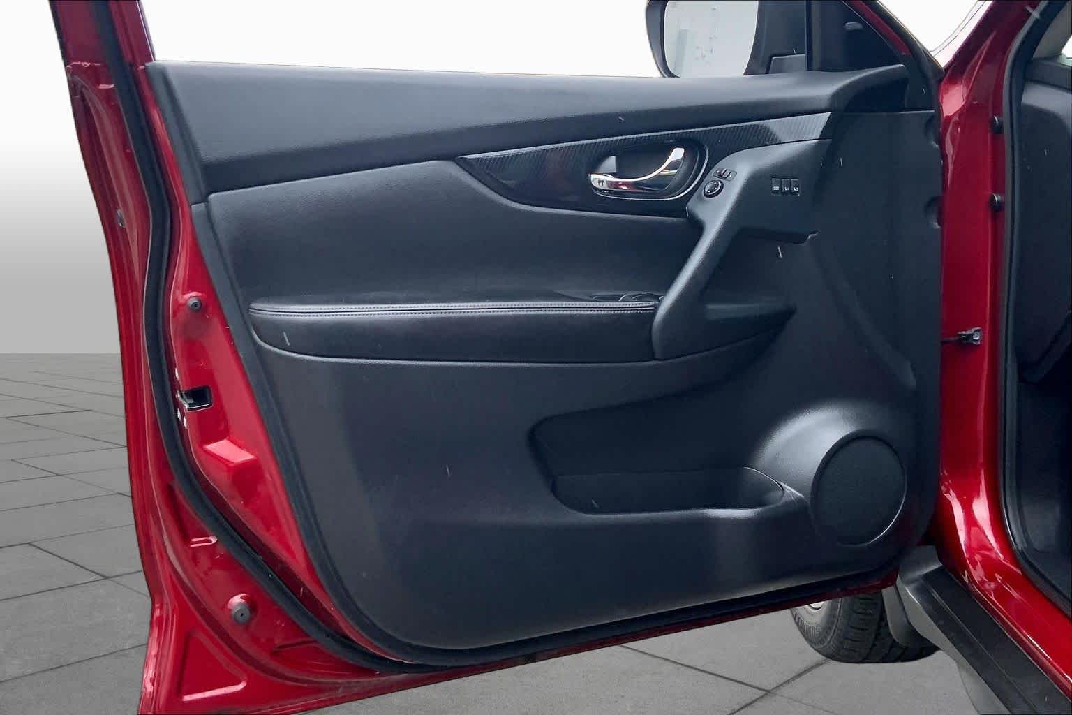 Used 2020 Scarlet Ember Tintcoat Nissan SL image 19