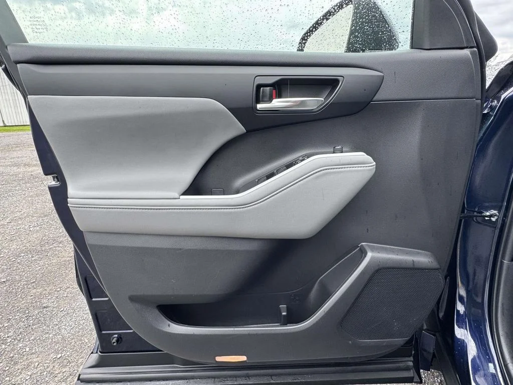 Used 2023  Toyota XLE image 27