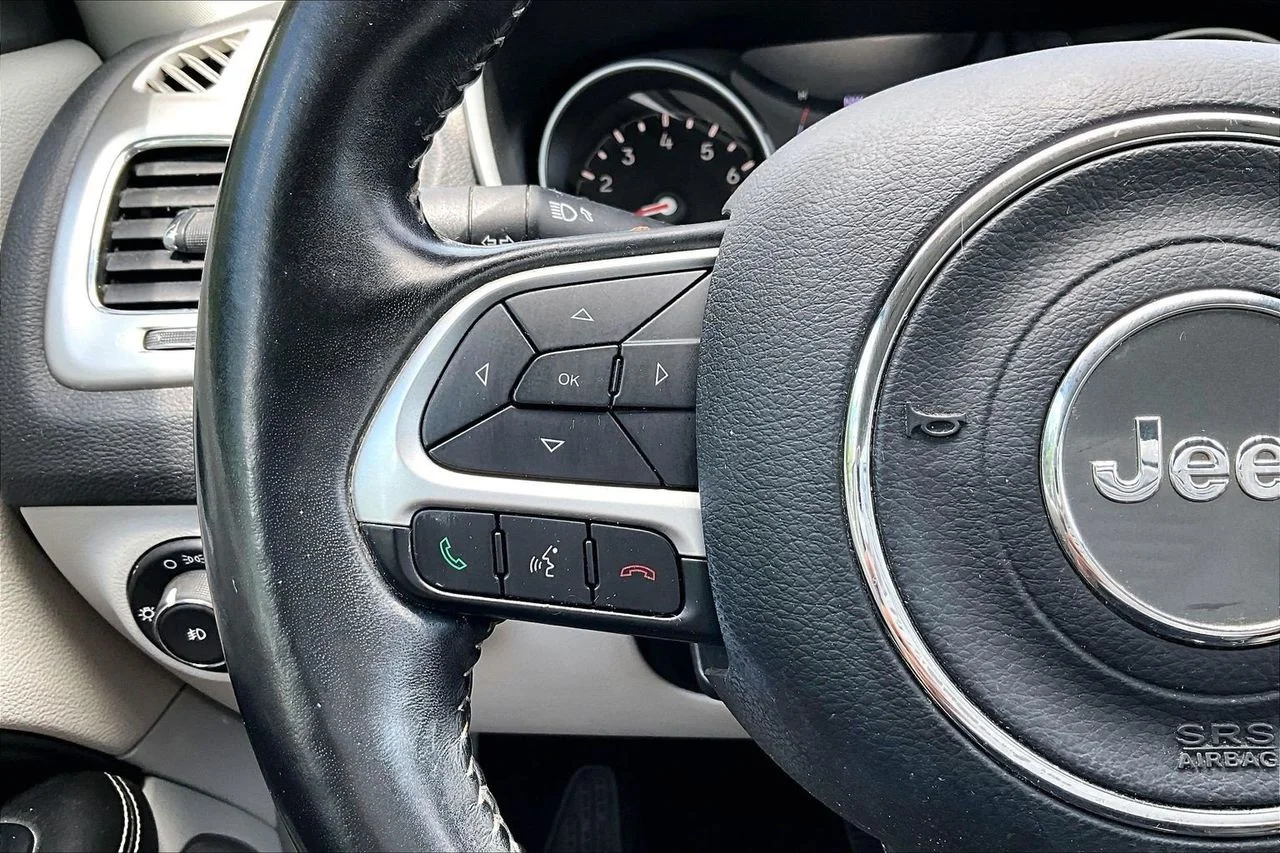 Used 2019 Silver Jeep Latitude image 28