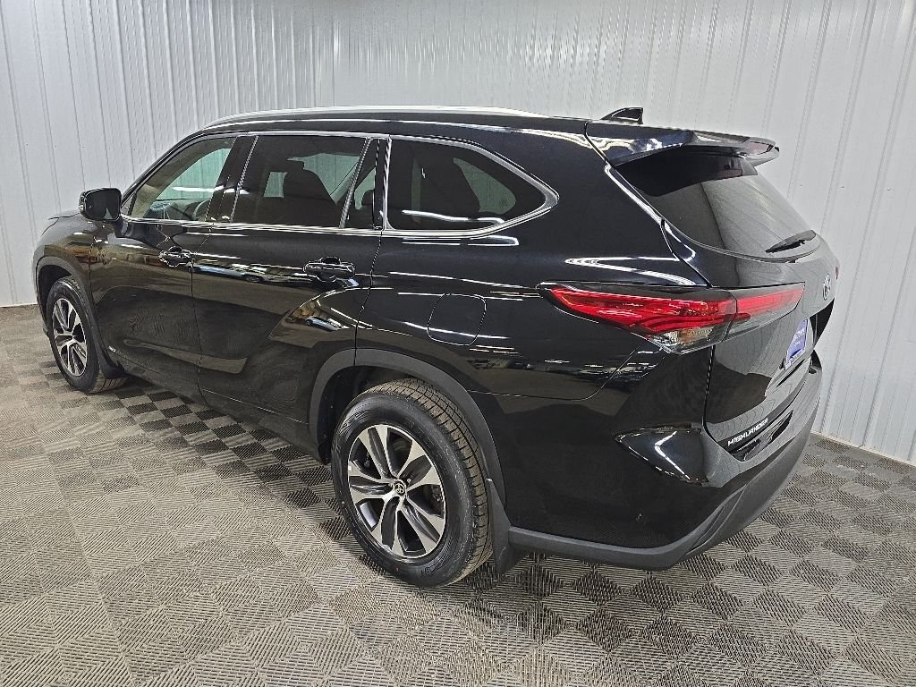 Used 2022 Black Toyota XLE image 9