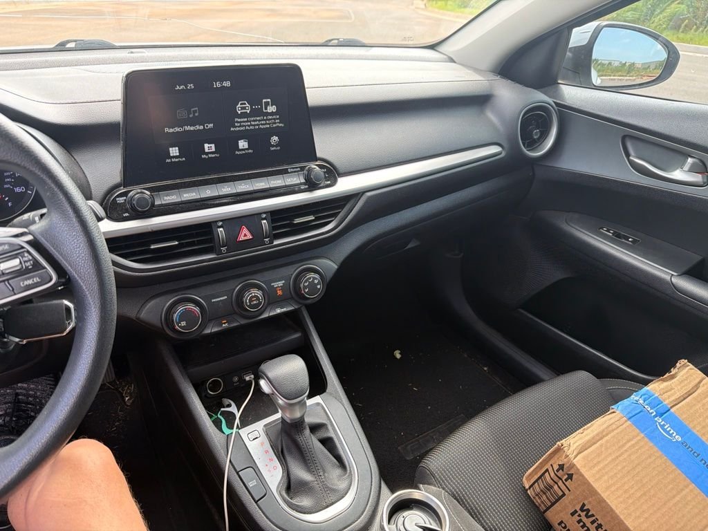 Used 2021 Snow White Pearl Kia LXS image 9