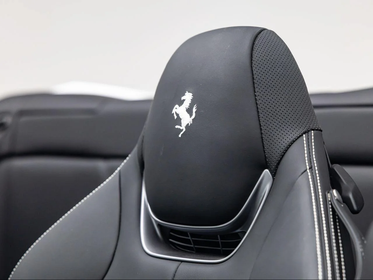 Used 2023 Bianco Cervino Ferrari M image 25