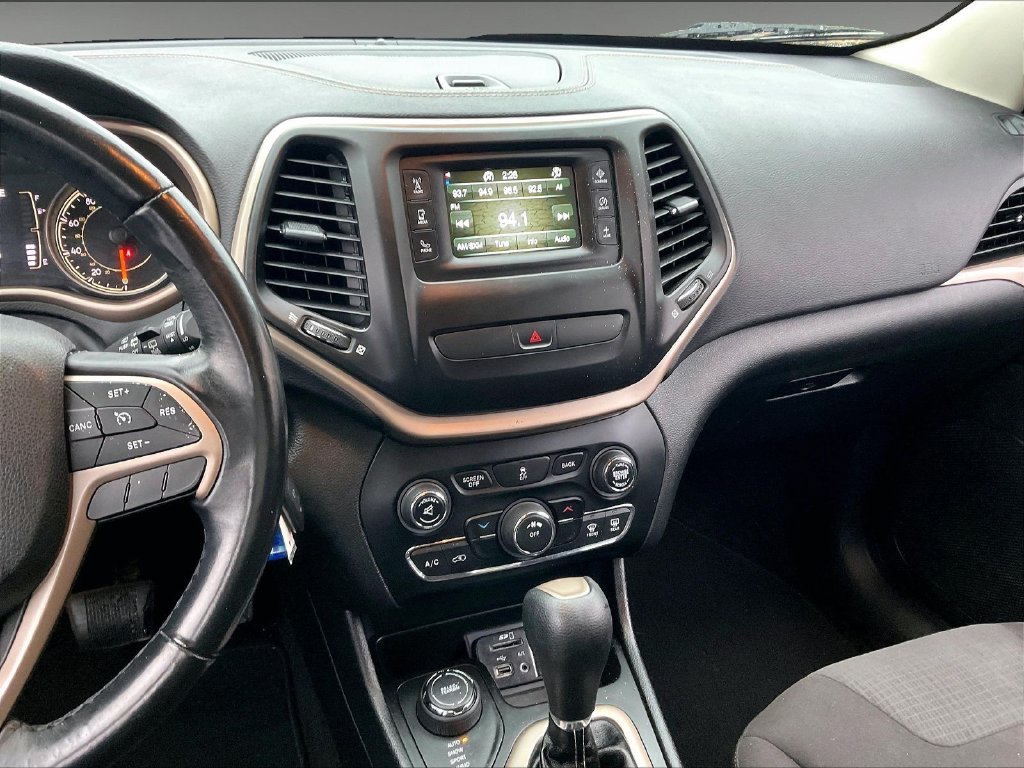 Used 2017 Billet Silver Metallic Clearcoat Jeep Latitude image 17