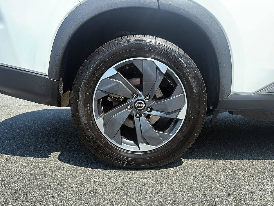 Used 2025 Everest White Pearl Nissan SV image 11