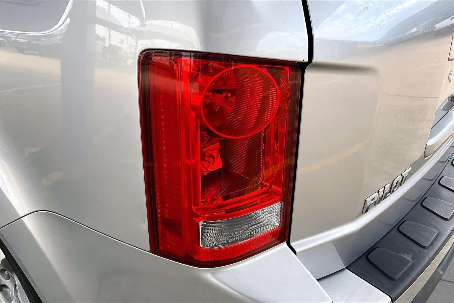 Used 2014 Alabaster Silver Metallic Honda EX-L image 29