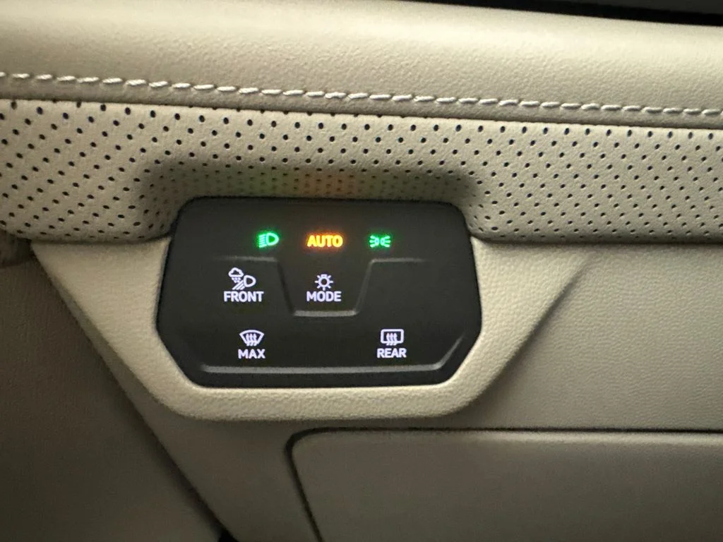 New 2026 Black Volkswagen 2.0T SE w/Technology image 27
