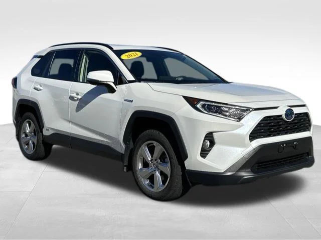 Used 2021 White Toyota XLE Premium image 7