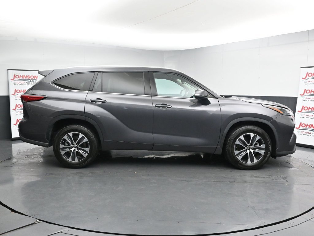 Used 2022 Gray Toyota XLE image 9
