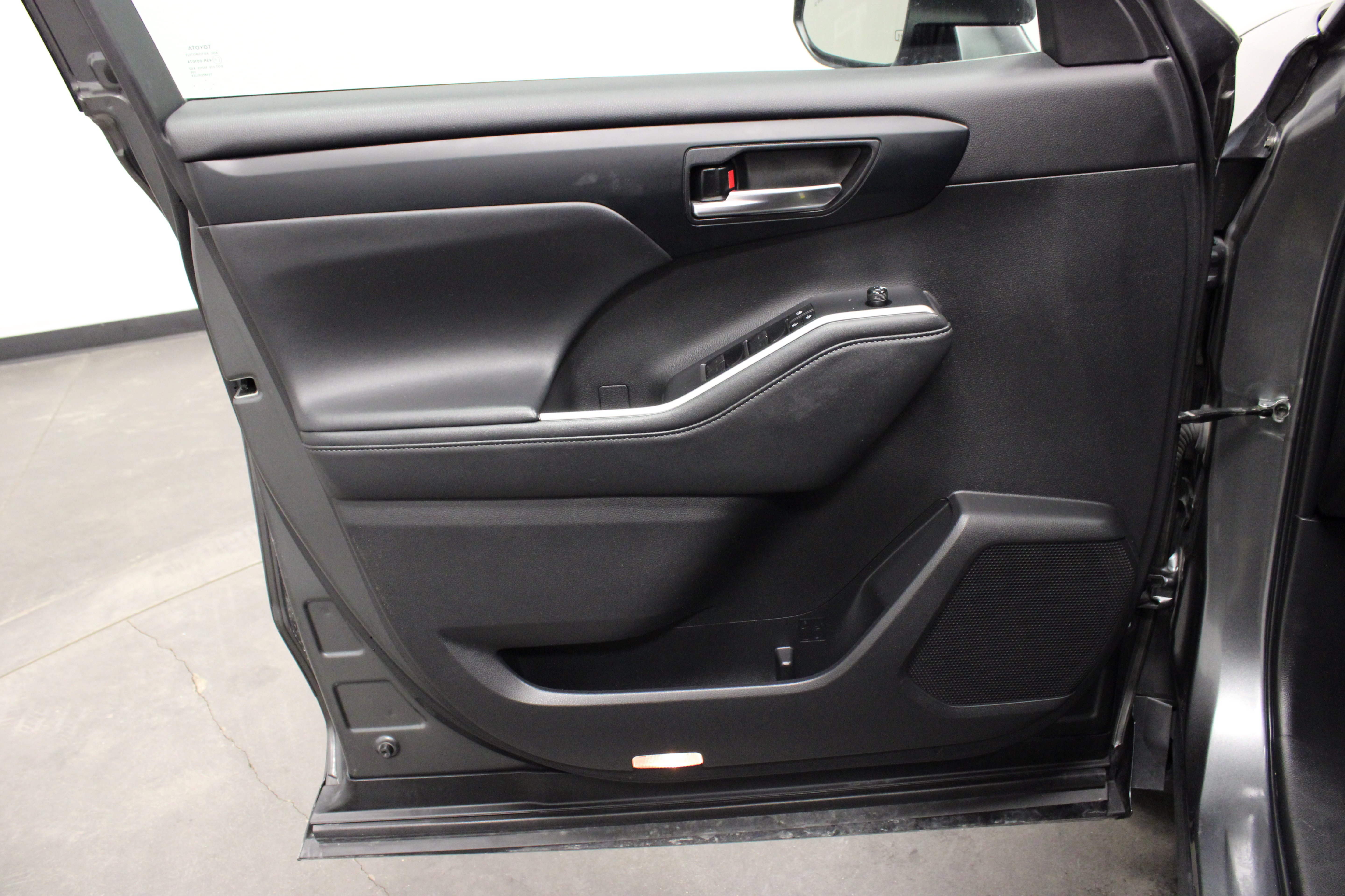 Used 2022 Magnetic Gray Metallic Toyota XLE image 21