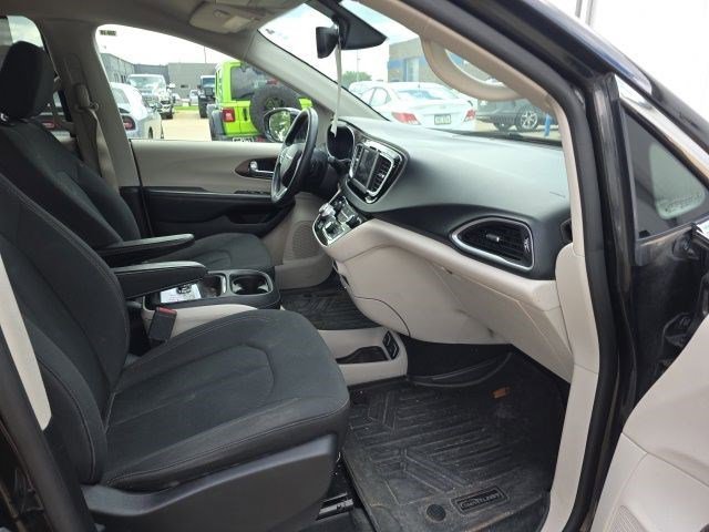 Used 2019 Brilliant Black Crystal Pearlcoat Chrysler Touring Plus image 16