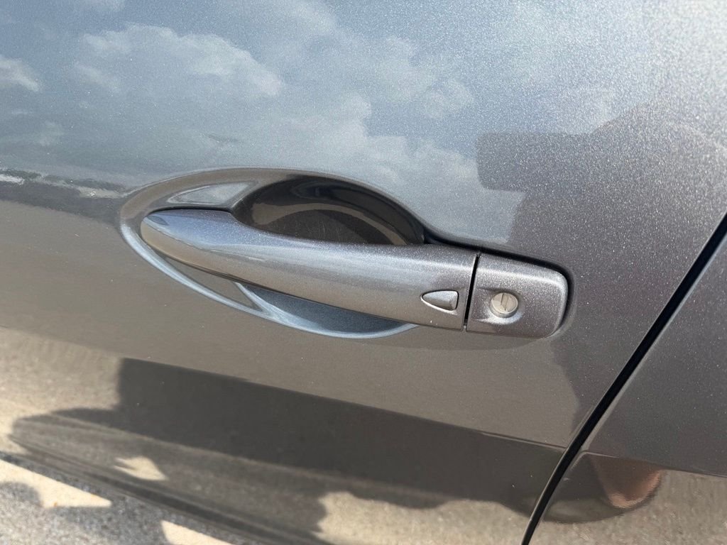 Used 2019 Gray Nissan SR image 3