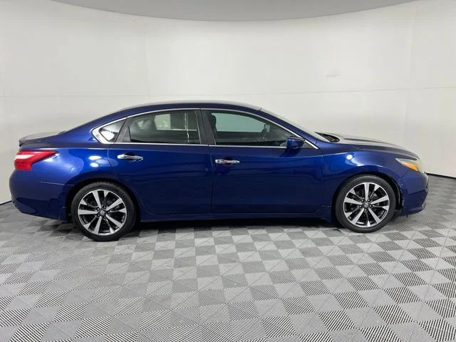 Used 2016 Deep Blue Pearl Nissan 2.5 SR image 8