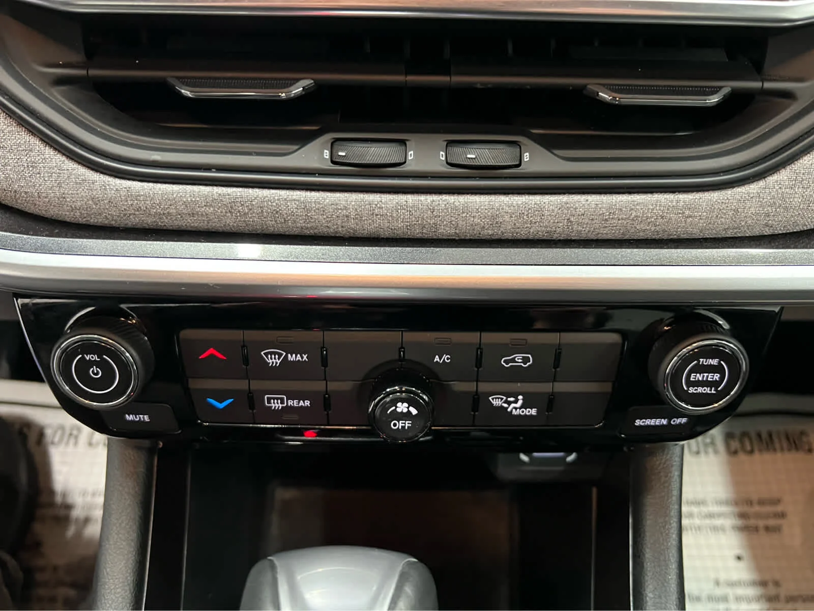 Used 2024 Diamond Black Crystal Pearlcoat Jeep Latitude image 25