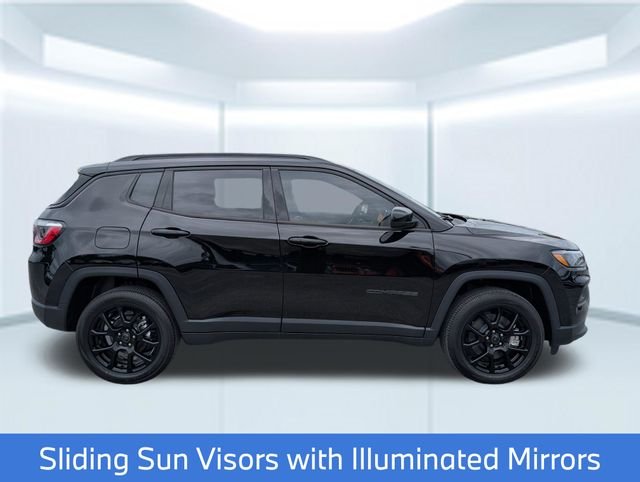 New 2026 Diamond Black Crystal Pearl-Coat Exterior Paint Jeep Latitude image 8