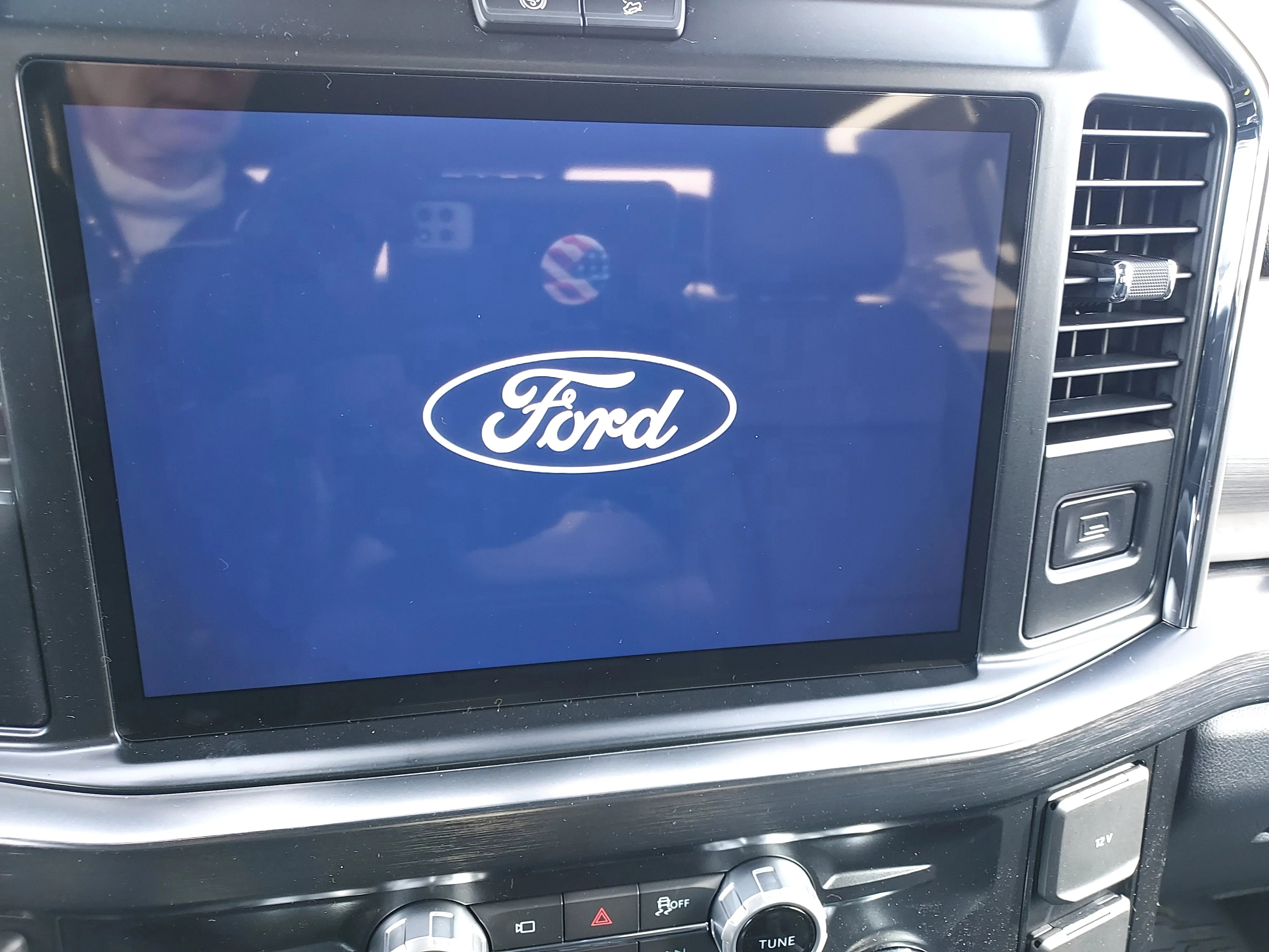 New 2026 Star White Metallic Tri-Coat Ford LARIAT image 32