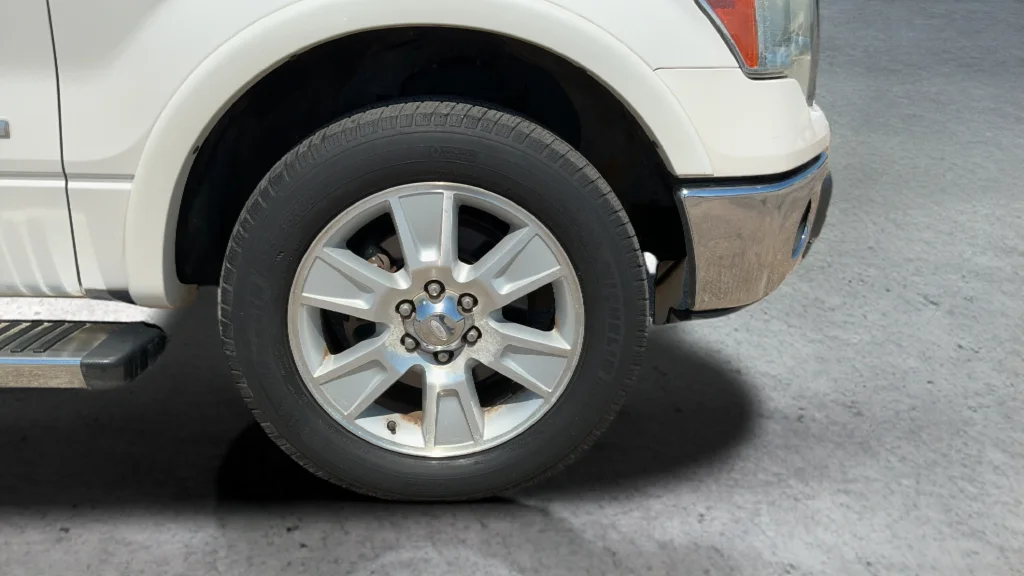 Used 2011 White Ford Lariat image 23