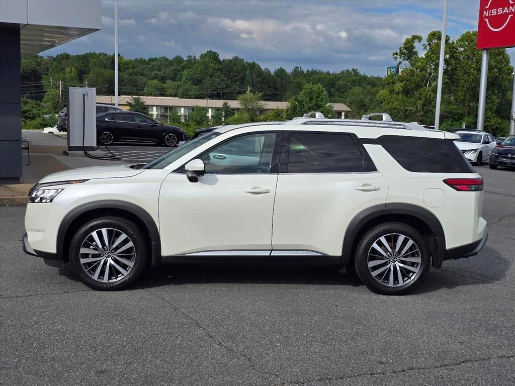 Used 2022 White Nissan Platinum image 23