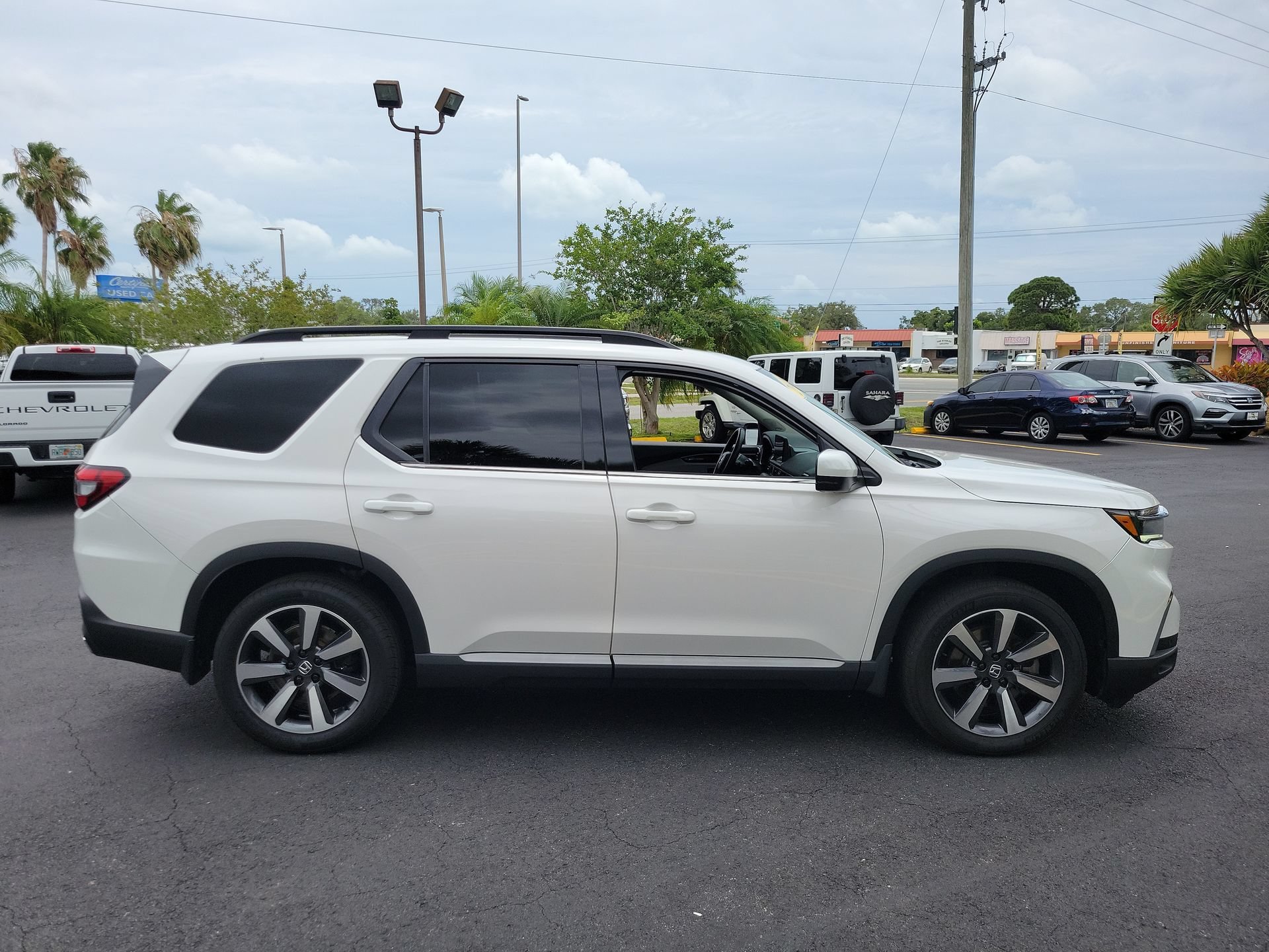 Certified Used 2025 Platinum White Pearl Honda 2WD Touring image 5