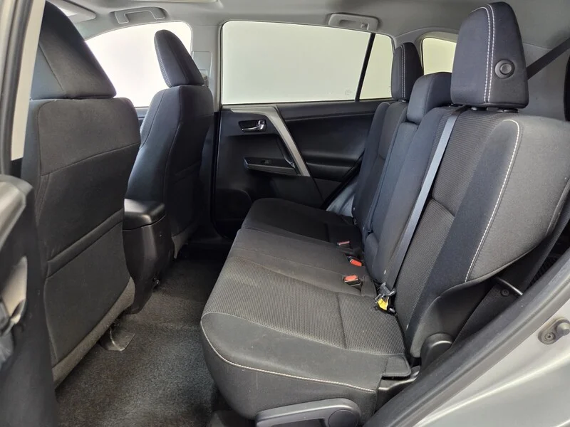 Used 2018 Silver Sky Metallic TOYOTA XLE AWD image 12