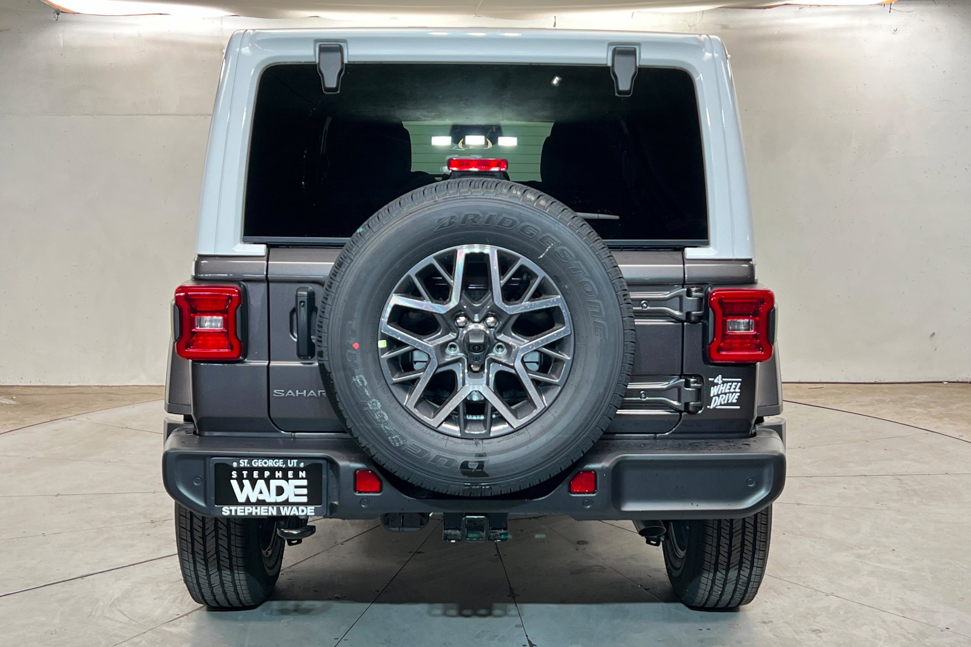 New 2026 Granite Crystal Metallic Clear-Coat Exterior Paint Jeep Sahara image 5