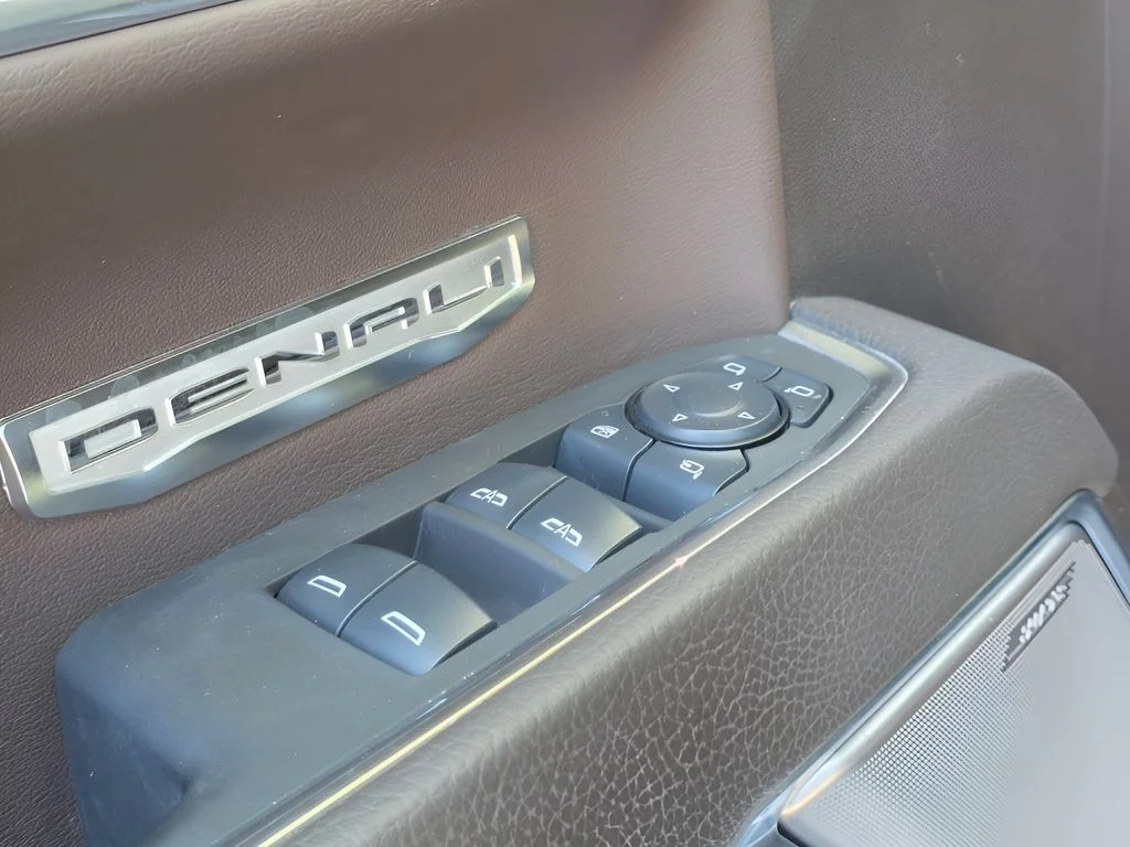 Used 2025 White Frost Tricoat GMC Denali image 18