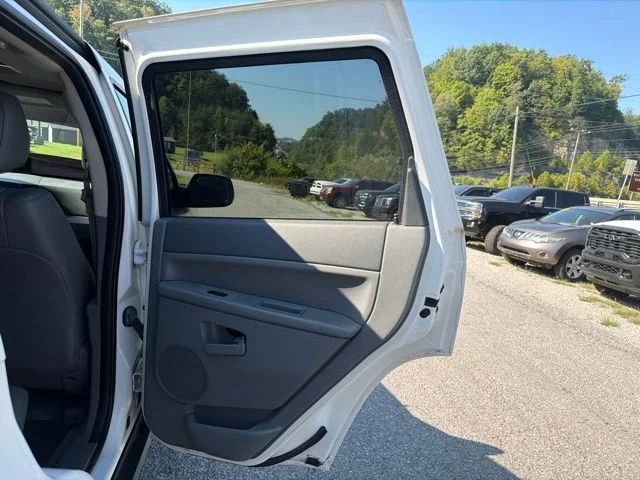 Used 2005 White Jeep Laredo image 20