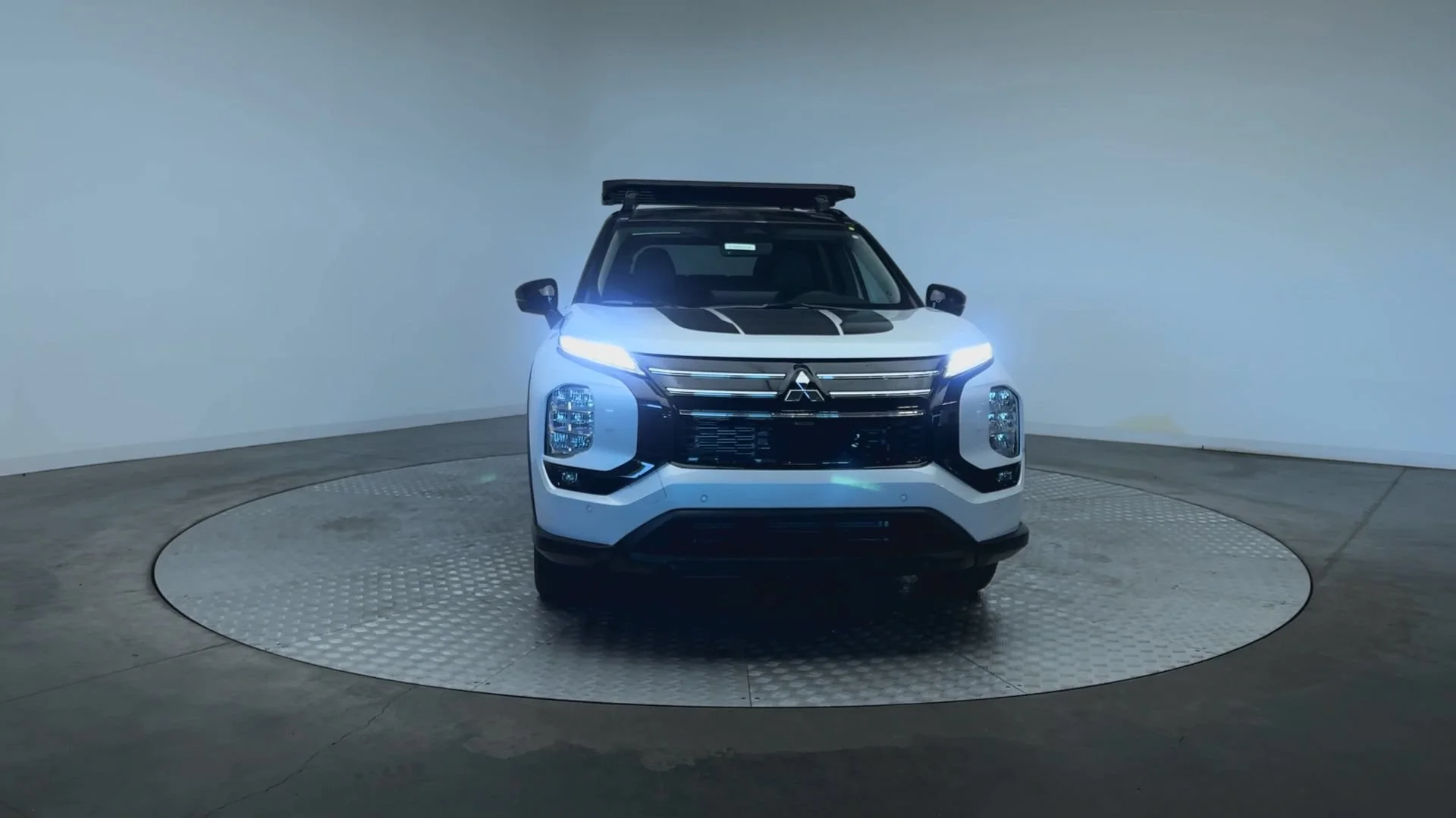 New 2026 White Diamond/Black Roof Mitsubishi Trail Edition image 3