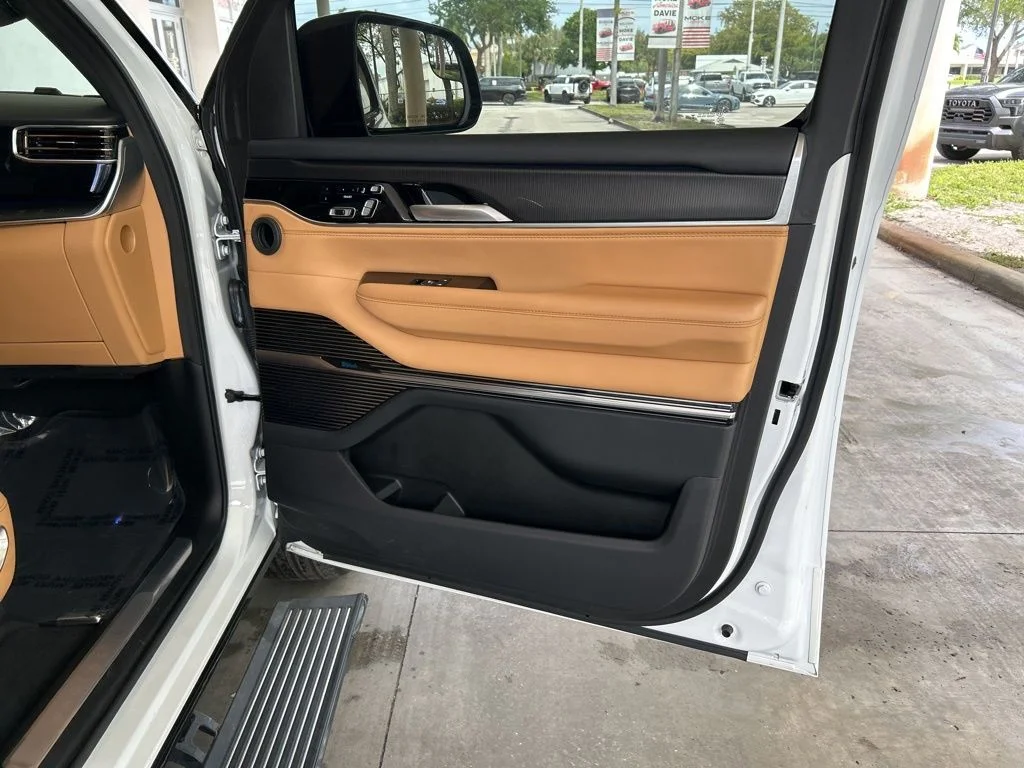 Used 2025 White/off-white Jeep Series III image 31