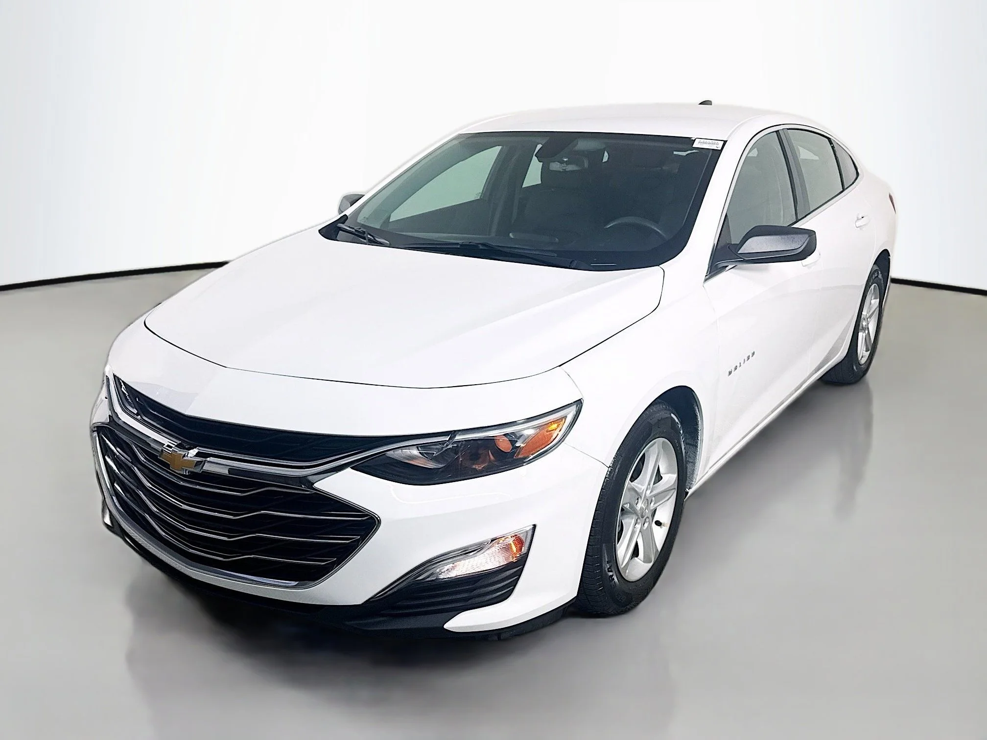Used 2019 Summit White Chevrolet LS image 3