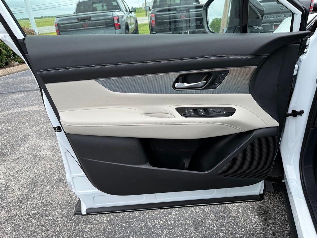 New 2026 Everest White Pearl TriCoat Nissan SL image 8