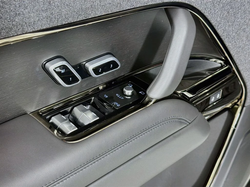 New 2026 Fuji White Land Rover SE image 18