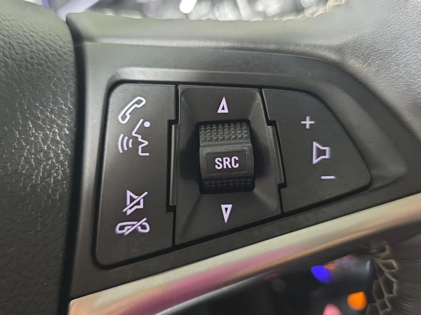 Used 2019 White Frost Tricoat Buick Essence image 20