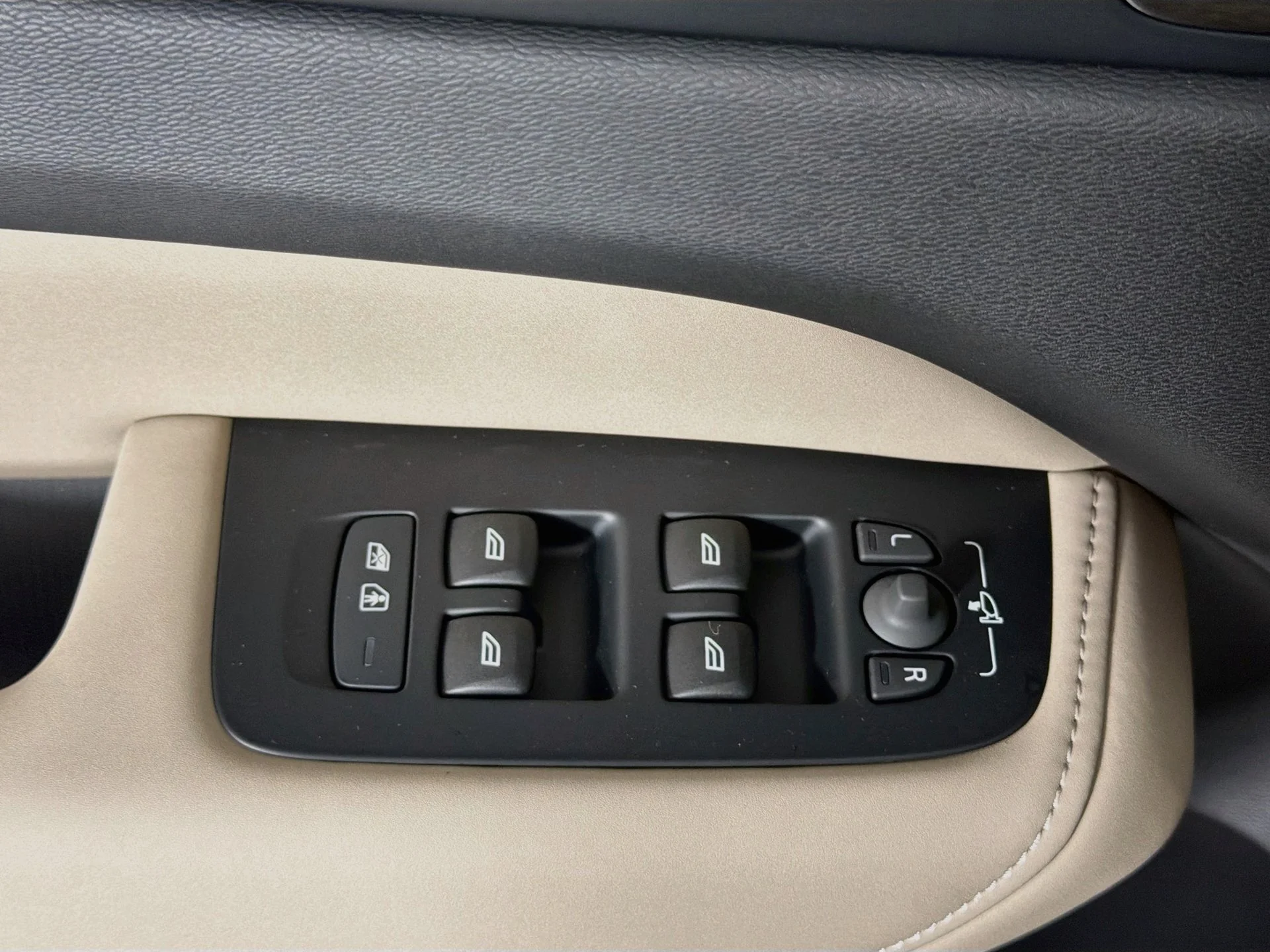 New 2027 Vapour Grey Volvo Plus image 17