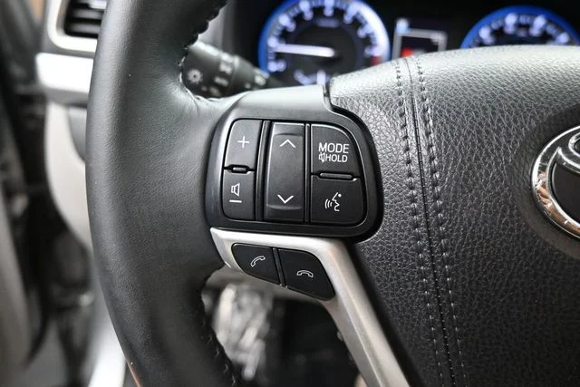 Used 2017 Silver Toyota XLE image 33