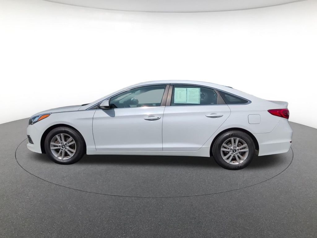 Used 2017 White Hyundai Base image 10