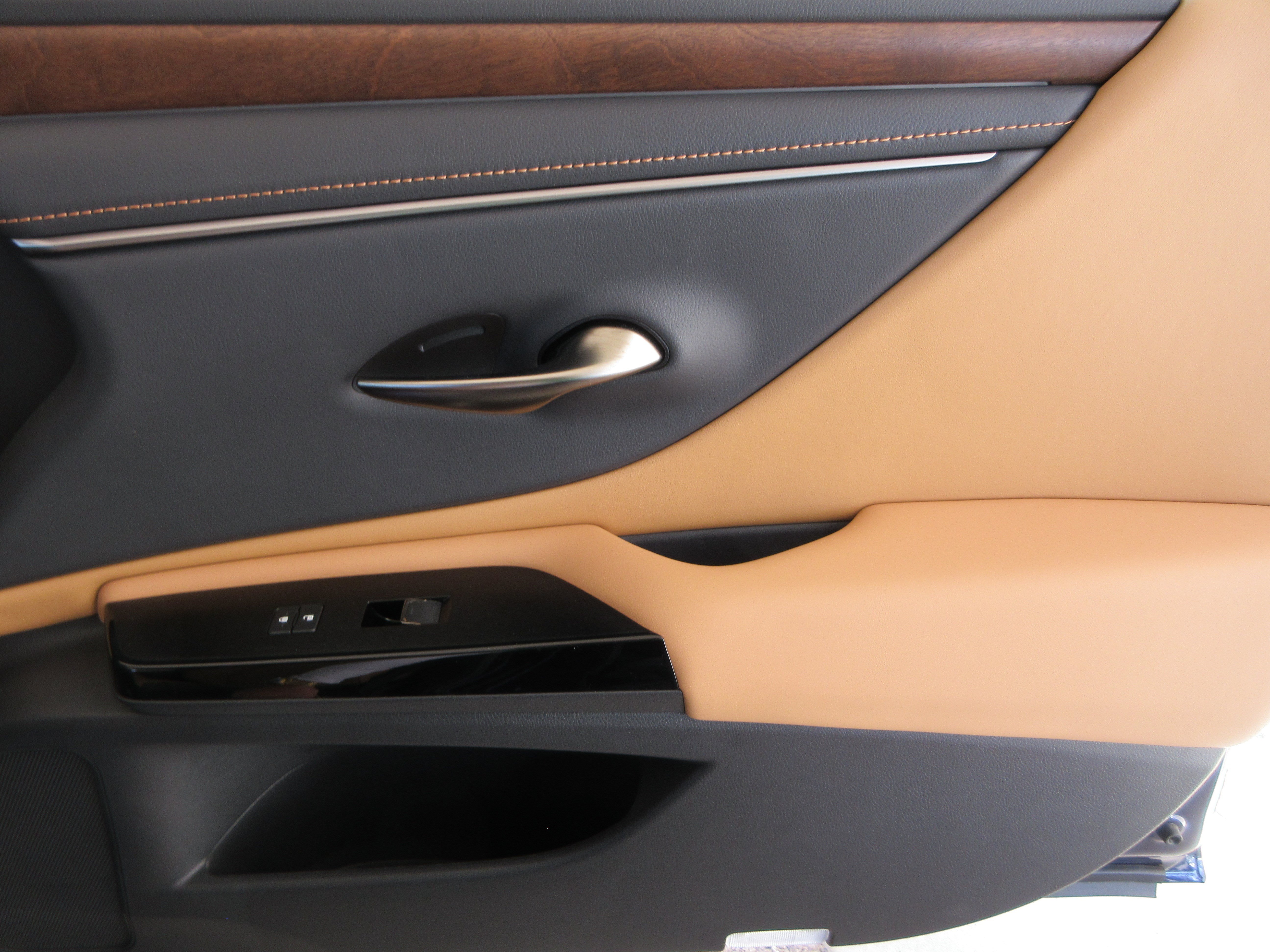 Used 2025 Nightfall Mica Lexus 300h image 23