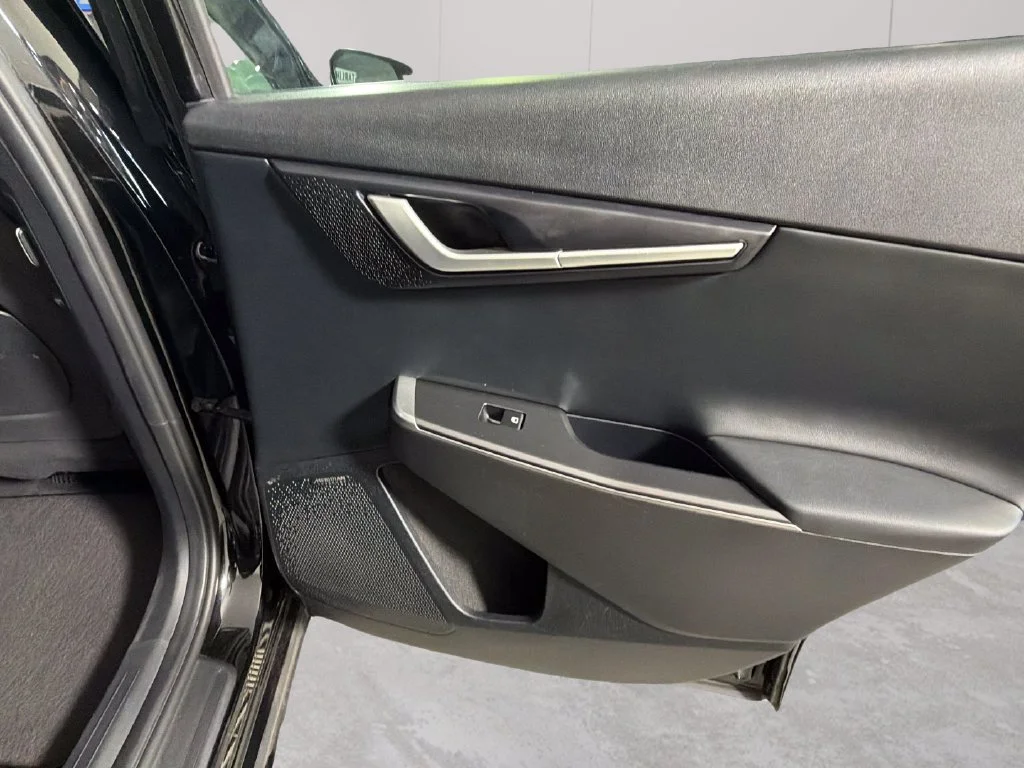 Used 2024 Black Kia Wind image 33