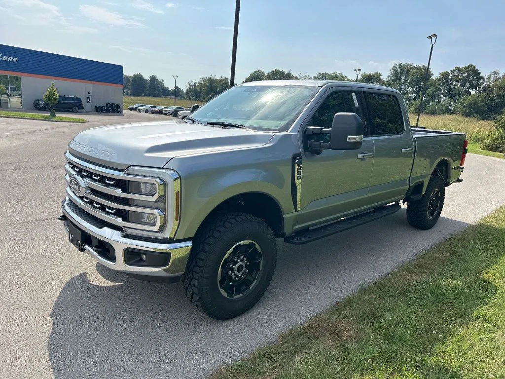 New 2027 Silver Ford XLT image 4