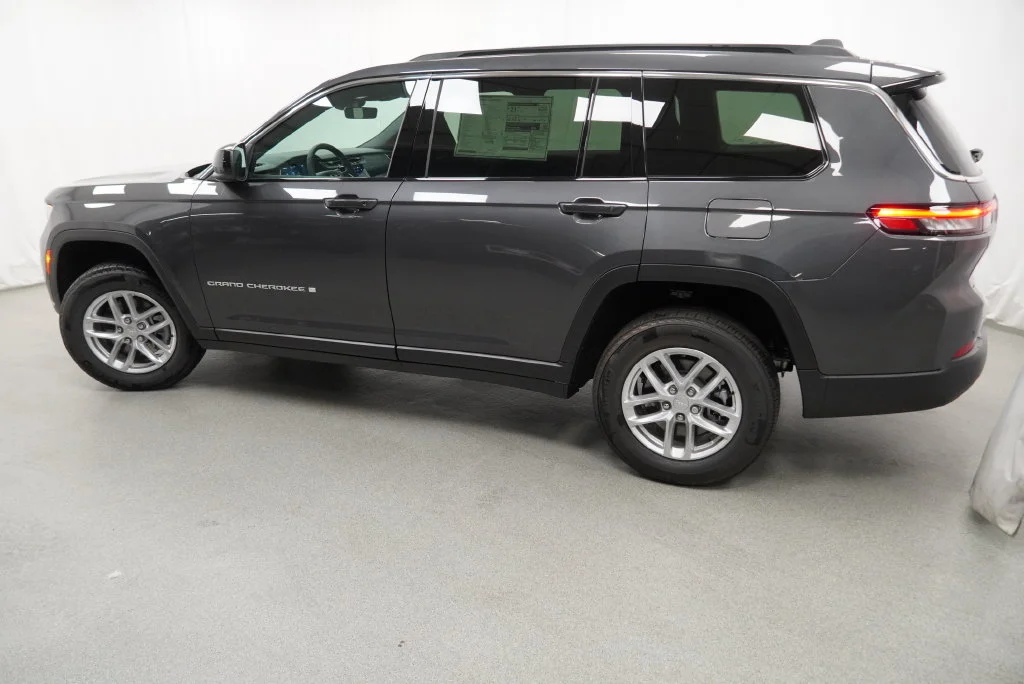 New 2026 Baltic Gray Metallic Clear-Coat Exterior Paint Jeep Laredo X image 17