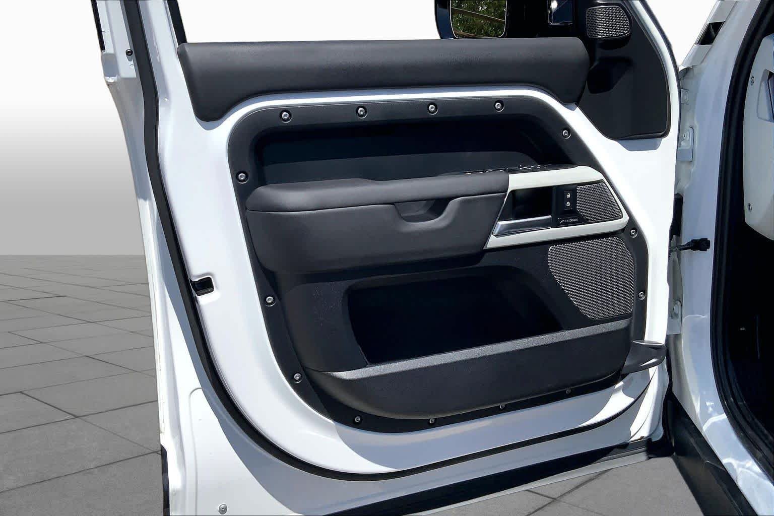 Used 2024 Fuji White Land Rover S image 21