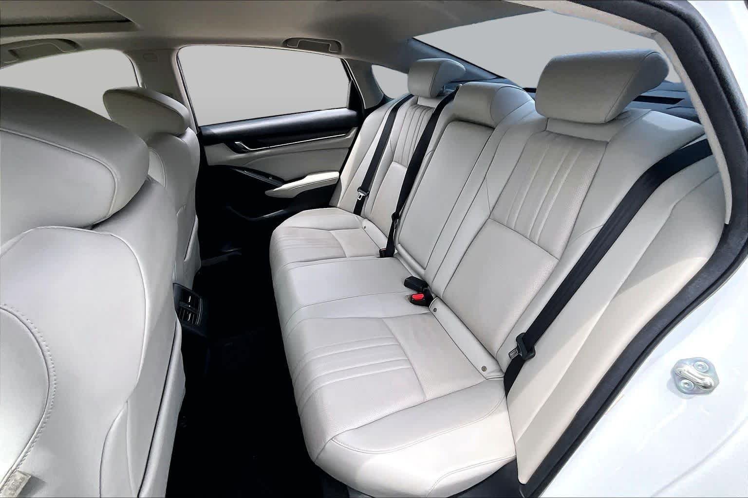 Used 2018 Platinum White Pearl Honda Touring 1.5T image 19