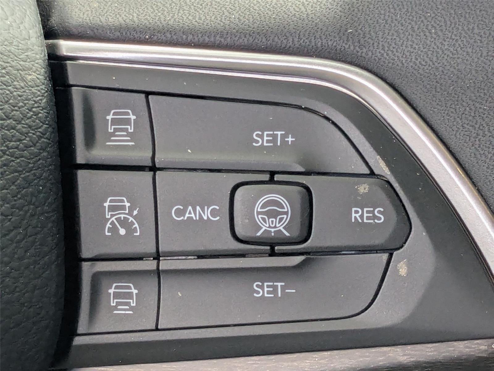 New 2026 Bright White Clear-Coat Exterior Paint Jeep Laredo Altitude image 15