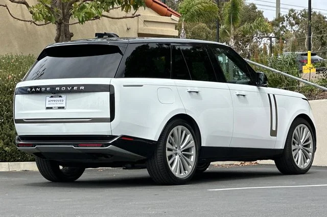 Used 2024 White Land Rover SE image 5