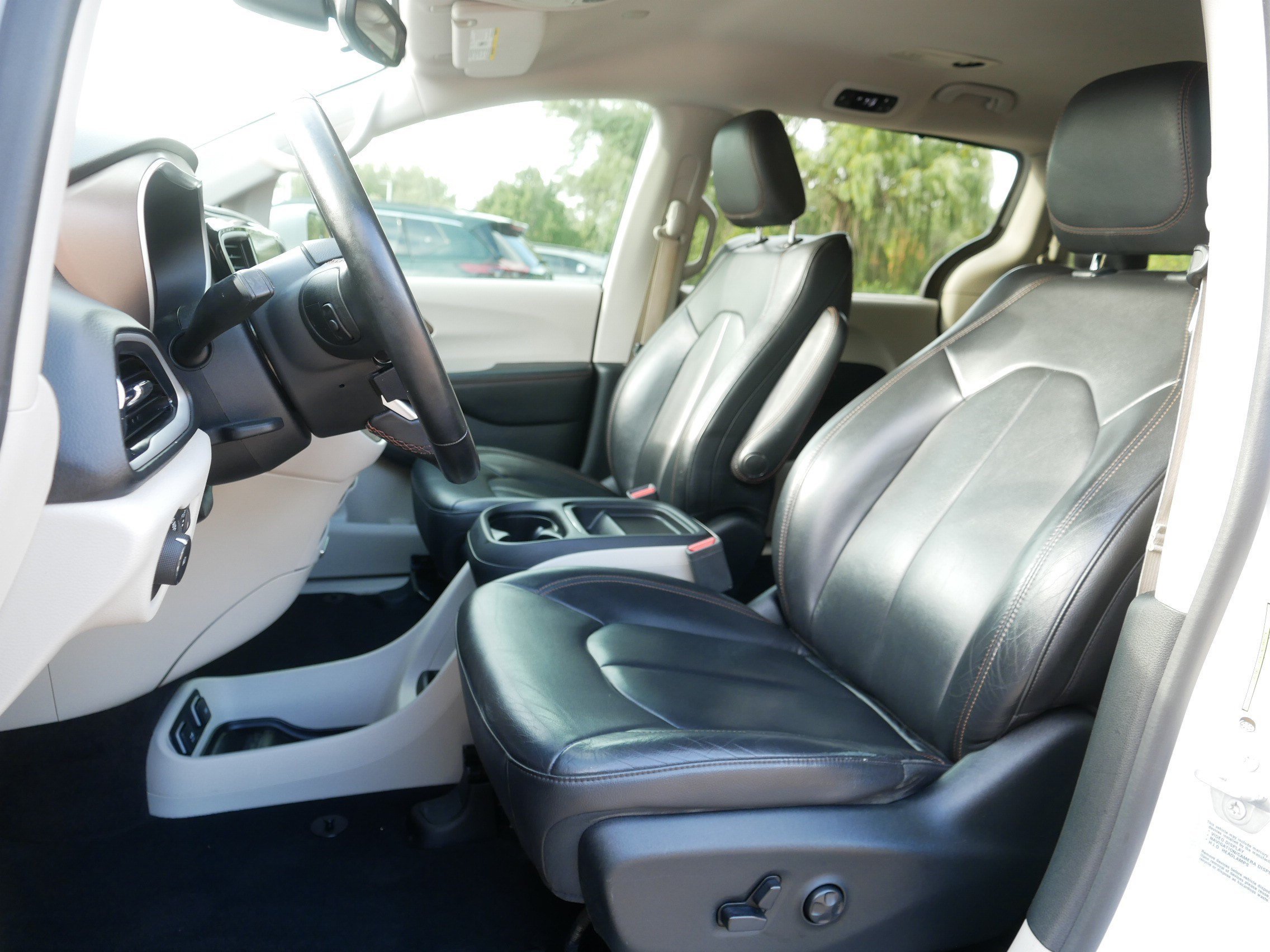 Used 2017 Bright White Clearcoat Chrysler Touring-L image 34