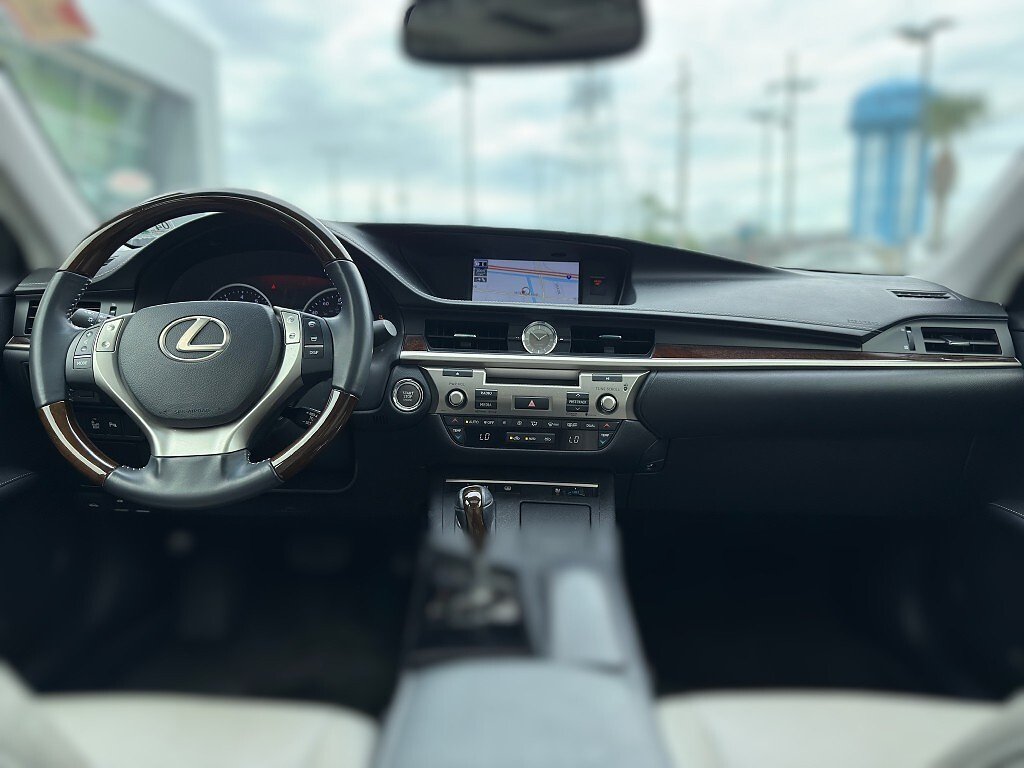 Used 2013 Obsidian Lexus Base image 10