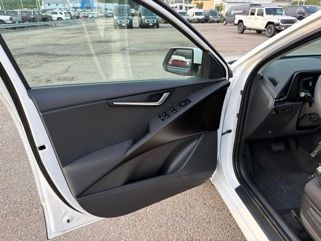New 2026 Snow White Pearl Kia LX image 12