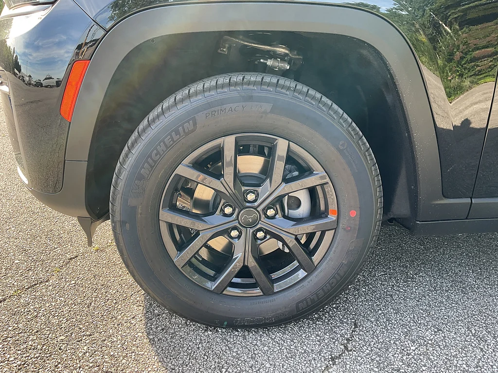New 2027 High Gloss Black Jeep Laredo Altitude image 15