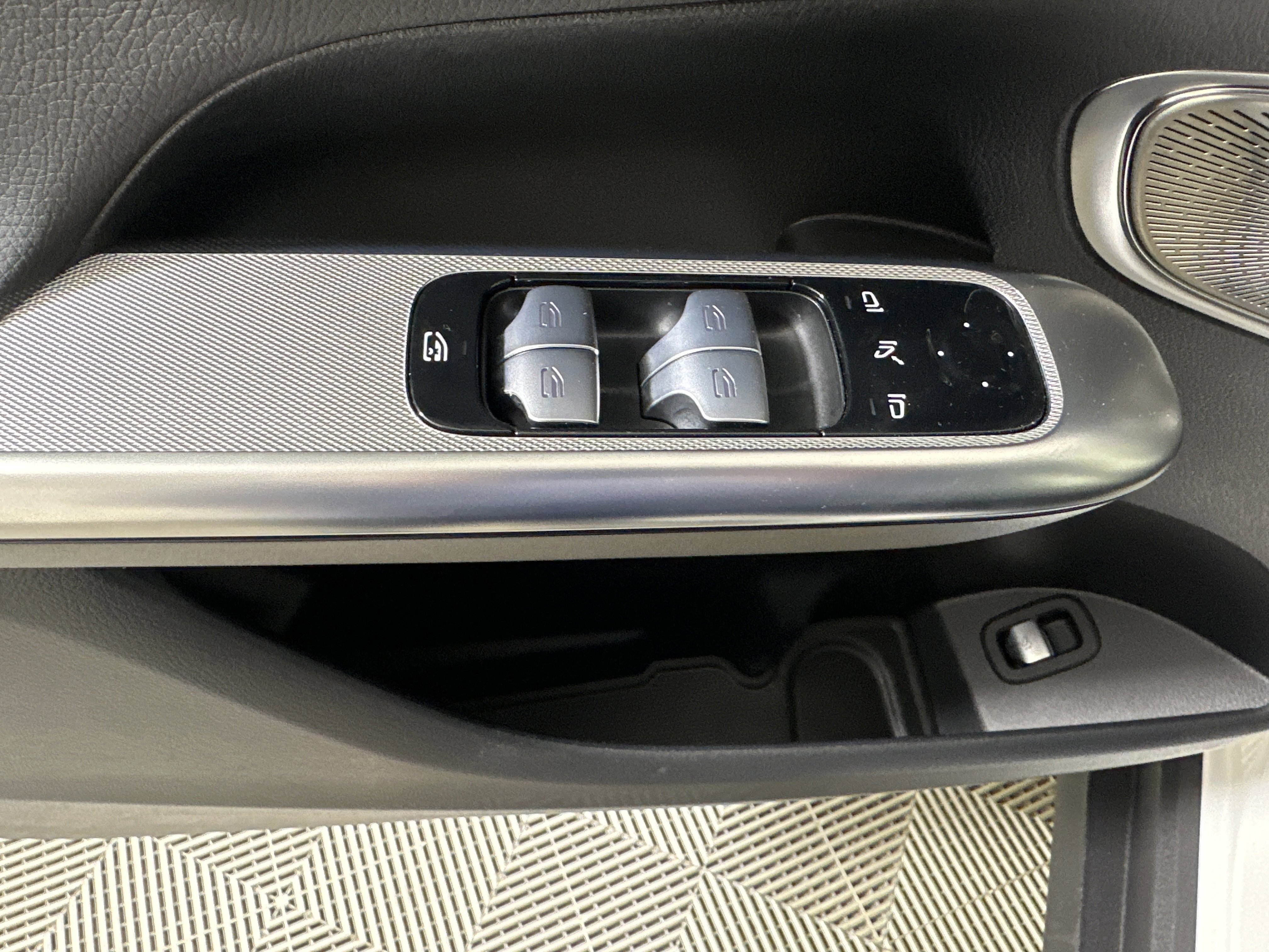 Used 2025 White Mercedes-Benz GLC 300 image 11