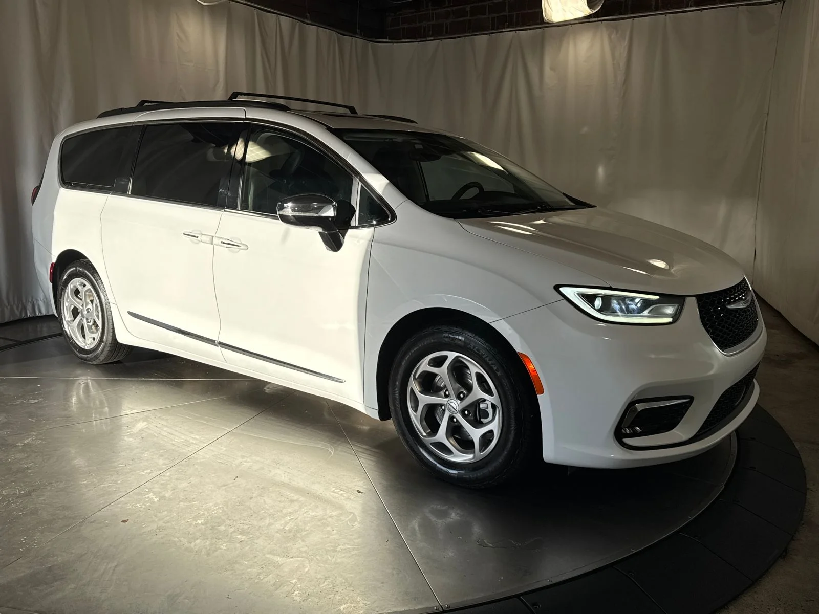 Used 2023 Bright White Clearcoat Chrysler Limited image 10
